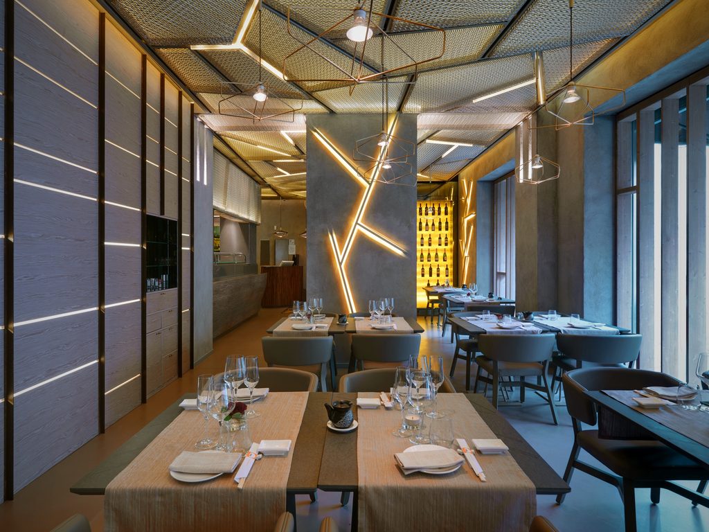 Sala principale Taiyo, soffitto in maglia metallica retroilluminata — progetto Maurizio Lai
